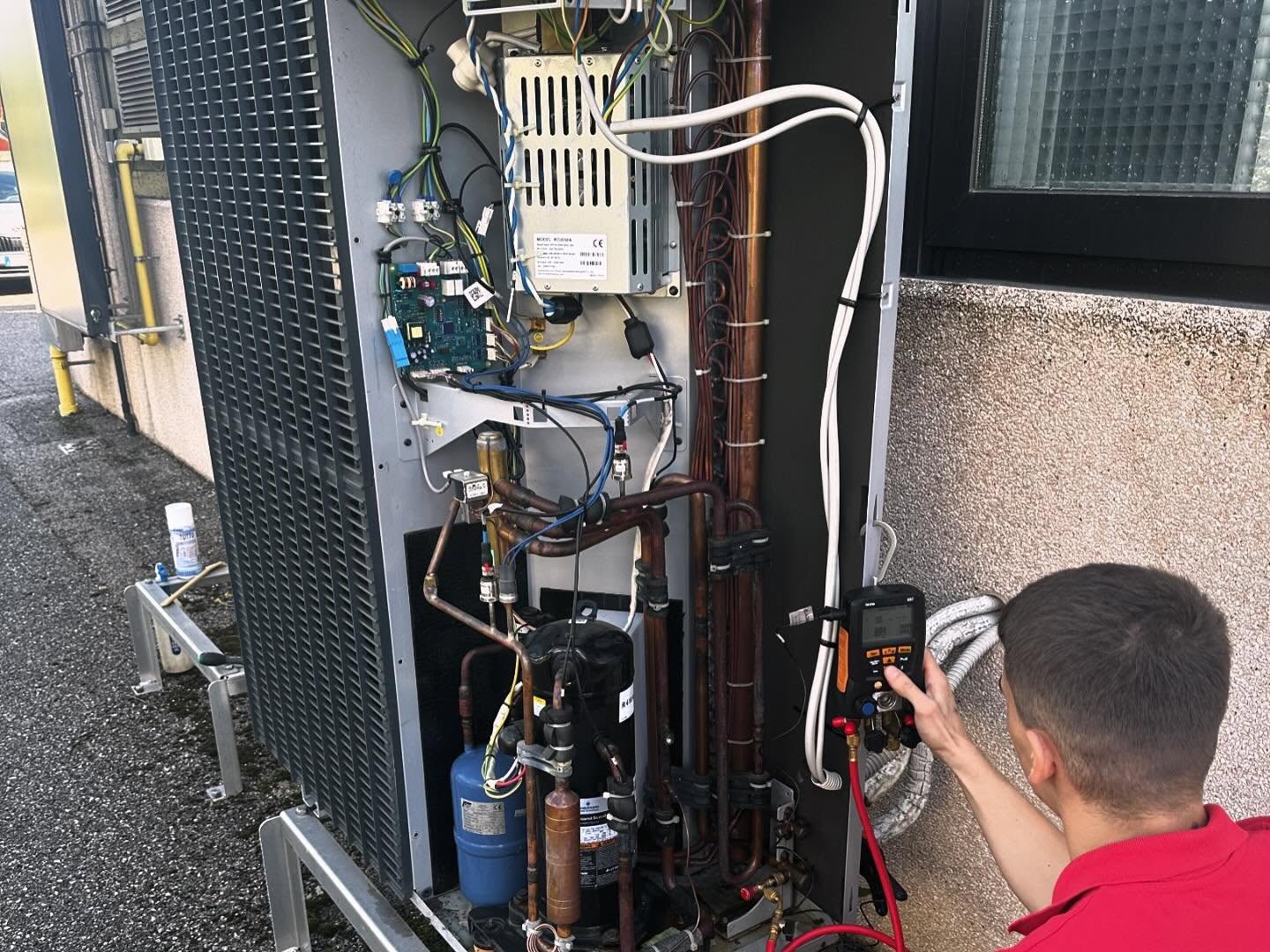 Tecnico Effecalor durante la manutenzione di un impianto
