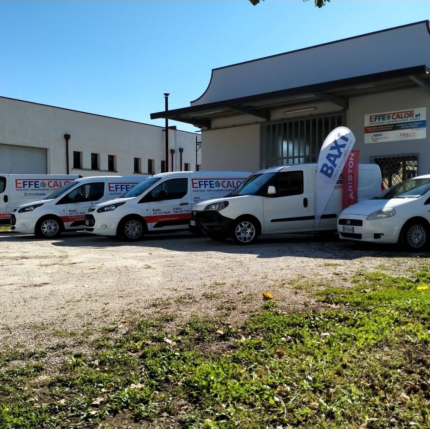 I mezzi aziendali Effecalor davanti alla sede