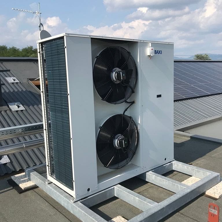 Pompa di calore BAXI installata su una copertura