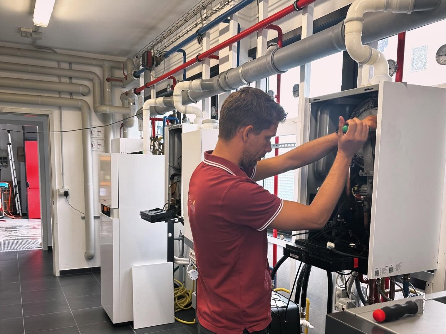 Tecnico Effecalor al lavoro su una caldaia